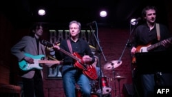 Энтони Блинкен играет на гитаре в одном из баров Киева. 14 мая 2024г. (Photo by Brendan SMIALOWSKI / POOL / AFP)