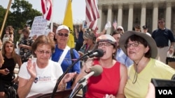 反对奥巴马医保法的茶党人士听到最高法院裁决后誓言要继续努力推翻医保法 (美国之音常晓拍摄)