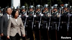 차이잉원 타이완 총통이 지난 6월 사관학교 의장대를 사열하고 있다. (자료사진)