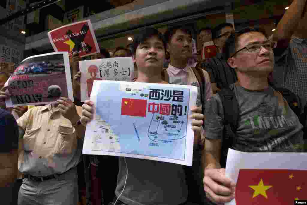 Demonstran anti-Vietnam memegang poster dengan slogan dan peta Laut China Selatan dalam sebuah demo membela klaim teritorial China dan mengutuk demo anti-Chinese yang dilakukan oleh Vietnam, di Hong Kong, 19 Mei 2014.