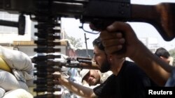 Free Syrian Army fighters take cover behind sand bags during clashes in Aleppo August 12, 2012. REUTERS/Goran Tomasevic (SYRIA - Tags: CIVIL UNREST CONFLICT POLITICS TPX IMAGES OF THE DAY)