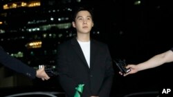 ທ້າວ ຊູ​ກ້າ ນັກ​ຮ້ອງວົງ BTS ຂອງ ເກົາຫຼີ​ໃຕ້ ຖືກ​ນັກ​ຂ່າວ​ຖາມ ກ່ຽວ​ກັບ​ຂໍ້​ກ່າວ​ຫາ​ຂີ່​ສ​ກູດ​ເຕີ​ຂະ​ນະ​ທີ່​ເມົາ​ເຫຼົ້າ ຢູ່​ສະ​ຖາ​ນີ​ຕຳຫຼວດ ຢອງ​ຊານ, ນະ​ຄອນຫຼວງ ໂຊ​ລ, ເກົາຫຼີ​ໃຕ້, 23 ສິງ​ຫາ 2024.(AP Photo/Ahn Young-joon)