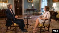 존 케리 미국 국무장관이 21일 VOA 페르시아어 방송과 인터뷰하고 있다.