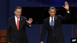 10月3日，奥巴马总统和共和党总统候选人罗姆尼在第一次辩论中向观众招手