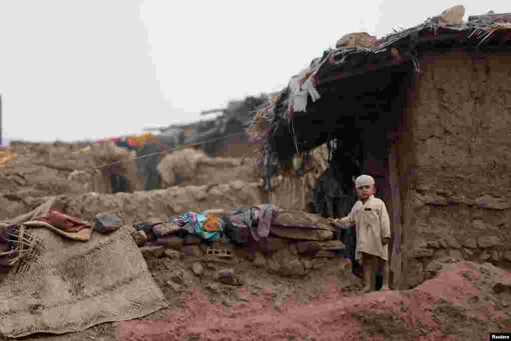 ក្មេង​ប្រុស​ម្នាក់​ឈរ​ជិតផ្ទះ​របស់​ខ្លួន​ក្នុង​ជំរំ​ជន​ភៀស​ខ្លួន​អាហ្វហ្គានីស្ថាន​ក្នុង​ទីក្រុង​ Islamabad ប្រទេស​ប៉ាគីស្ថាន។