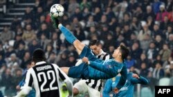 Cristiano Ronaldo marque lors du match aller contre la Juventus au stade Allianz de Turin, Italie, 3 avril 2018. 