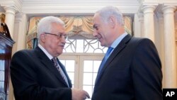 بنیامین نتانیاهو نخست وزیر اسرائیل (راست) و محمود عباس رئیس تشکیلات خودگردان فلسطینی در محل وزارت خارجه آمریکا - سپتامبر ۲۰۱۰ 