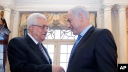 Presiden Palestina Mahmoud Abbas (kiri) dan PM Israel Benjamin Netanyahu (foto: dok). Pembicaraan damai Israel-Palestina akan dilanjutkan kembali di Washington hari Senin (29/7) setelah macet selama 3 tahun. 
