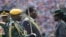 FILE: UMongameli Emmerson Mnangagwa unanza uzibuse evikelwe libutho leZimbabwe.