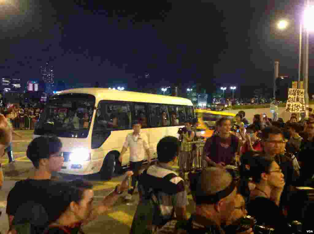 在各界呼吁撤离声中示威者继续坚守特首办（美国之音海彦拍摄 ）