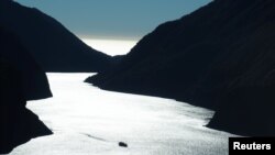 新西兰米尔福德峡湾上的游船 - 资料照片