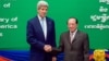 លោក John Kerry រដ្ឋមន្ត្រី​ការ​បរទេស​សហរដ្ឋ​អាមេរិក ចាប់​ដៃ​ជាមួយ​លោក​ ហោ ណាំហុង រដ្ឋមន្ត្រី​ការ​បរទេស​កម្ពុជា នៅ​មុន​កិច្ច​ប្រជុំ​ទ្វេភាគី​នៅ​ក្រសួង​ការបរទេស​កម្ពុជា​នៅ​រាជធានី​ភ្នំពេញ​កាល​ពី​ថ្ងៃ​អង្គារ​ទី​២៦ ខែ​មករា ឆ្នាំ​២០១៦។