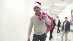 奥巴马变身圣诞老人 看望生病儿童