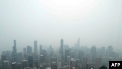 加拿大野火导致的烟雾笼罩芝加哥天际线。（2023年6月27日）