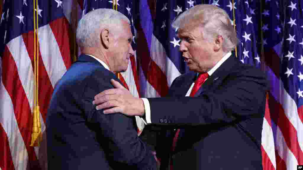 Le président élu Donald Trump serre la main de son vice-président, Mike Pence, au moment du discours de victoire, à New York, le 9 novembre 2016.