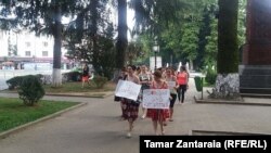 აქცია ქალთა უფლებების დასაცავად, ზუგდიდი, 19 ივლისი, 2017. "რადიო თავისუფლების" ფოტო.