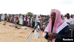 Pemimpin senior al-Shabab Sheikh Hassan Dahir Aweys saat memimpin sholat Idul Adha di Mogadishu, 6 November 2011 (Foto: dok). Sheikh Hassan Dahir Aweys dilaporkan telah ditahan di Somalia Tengah, Rabu (26/6).