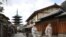 日本京都两名戴着口罩的妇女走过空荡荡的街头。（路透社2021年1月13日）