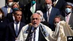 ፎቶ ፋይል፦ አይሁዳዊው የኦርቶዶክስ ቄስ አብርሃም ኩፐር ሐሙስ ከከተማው አዳራሽ ውጭ በሲቪክ እና እምነት መሪዎች ፊት ለፊት ንግግር እያደረጉ እአአ ግንቦት 20/202