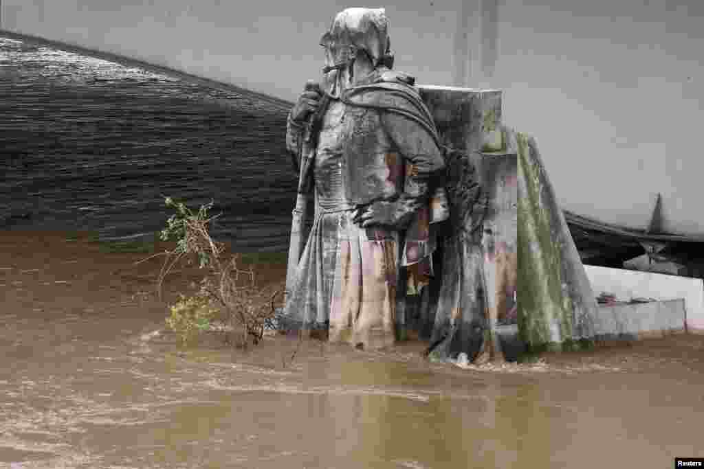 រូបសំណាក Zouave នៅ​ Pont de l&#39;Alma រង​ការ​លិច​ពាក់កណ្តាល​ខ្លួន​​ពី​ទឹក​ទន្លេ​ Seine បន្ទាប់​មាន​ភ្លៀងធ្លាក់​ខ្លាំង​អស់ពេល​ប៉ុន្មាន​ថ្ងៃ​នៅ​ក្រុង​ប៉ារីស ប្រទេស​បារាំង​ ​ខណៈ​ដែល​រូបសំណាក​ ​នេះ​ត្រូវ​បាន​ចាត់​ទុក​ជា​ចំណុច​បញ្ជាក់​ពី​កម្រិត​ទឹក​ទន្លេ Seine។ នៅ​ពេល​ដែល​ជើង​រូបសំណាក​នេះ​លិច​ទឹក ប្រតិបត្តិការ​ទប់ទល់​នឹង​គ្រោះ​ទឹក​ជំនន់​ត្រូវ​បាន​ចាត់​ឡើង។