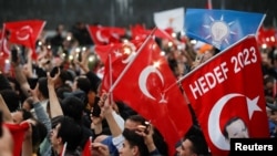 Mbështetës të Presidentit Erdogan duke festuar fitoren, Stamboll, Turqi