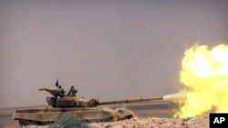 伊斯兰国激进组织的网站2015年5月20日发放这张照片，显示伊斯兰国的一辆坦克在与叙利亚政府军作战