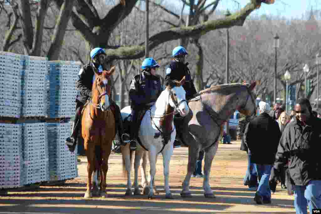 Polisi berkuda berpatroli di National Mall sebelum perayaan inaugurasi Obama (20/1). (VOA/I. Blanco)