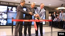 18일 미 국방부 청사에서 열린 한국전쟁 기념전시관 개관식에서, 참전용사 제시 잉거하트 씨와 척 헤이글 국방장관, 안호영 주미한국대사(오른쪽 부터)가 기념 테입을 자르고 있다. 사진=김지수 인턴 기자.