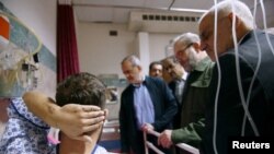 Iranski predsjednik Masoud Pezeshkian posjetio jednu od žrtava povrijeđenu u eksplozijama pejdžera širom Libana, u bolnici u Teheran.