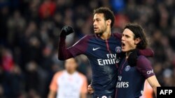 L'attaquant brésilien du Paris Saint-Germain Neymar, à gauche, et son co-équipier uruguayen du Paris Saint-Germain Edinson Cavani après un but marqué sur penalty lors du match, le 27 janvier 2018.