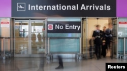 经联邦最高法院批准，川普旅行禁令部分内容生效当天的波士顿洛根国际机场 (2017年6月29日)