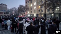 中国河南省安阳市居民排队接受新冠病毒核酸检测。（2022年1月8日）