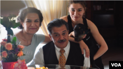 تصویری از جمشید شارمهد، زندانی دو تابعیتی در کنار برخی از اعضای خانواده خود؛ او نیز در یکی از کشورهای همسایه ایران ربوده و به ایران منتقل شد. 