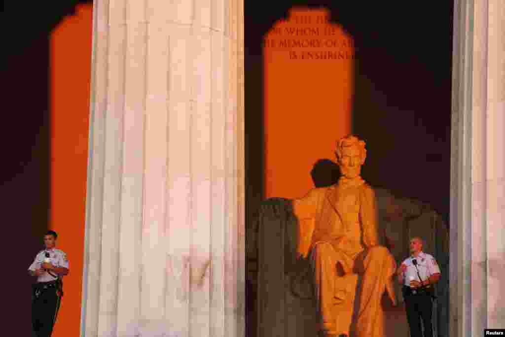 Polisi taman AS mengawasi area Lincoln Memorial saat matahari terbit sebelum dimulainya upacara peringatan 50 tahun Pawai Washington 1963 (24/8). (Reuters/Larry Downing)