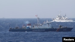 지난달 14일 남중국해 영유권 분쟁 해역에서 중국 해안감시선(위)과 베트남 해경선(아래)이 대치하고 있다. (자료사진)