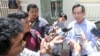Attorney Ky Tech speaks to the press on behalf of Prime Minister Hun Sen about a pending legal case against opposition Senator Thak Lany and opposition leader Sam Rainsy at the Phnom Penh Municipal Court on Friday, August 05, 2016. (Leng Len/VOA Khmer)