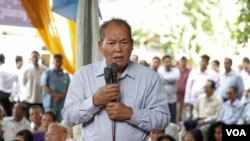 រូបឯកសារ៖ លោក គង់ គាំ​ ទីប្រឹក្សា​ជាន់ខ្ពស់​របស់​គណបក្ស​សង្គ្រោះជាតិ ​នៅក្នុង​ពិធីបង្សុកូល​ រំឭក​ ខួប​លើកទី២០​ នៃ​ព្រឹត្តិការណ៍​រដ្ឋ​ប្រហារ​ ៥-៦​ កក្កដា​ នៅស្នាក់ការ​គណបក្ស​សង្គ្រោះជាតិ​ នៅថ្ងៃទី៦ ខែកក្កដា ឆ្នាំ២០១៧។ (VOA)