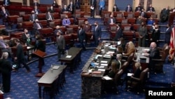 众议院弹劾经理人递交了针对前总统特朗普的弹劾条款后离开参议院。(2021年1月25日)