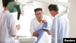 김정은 북한 국무위원장이 묘향산의료기구공장을 시찰했다고 지난달 21일 관영 조선중앙통신이 보도했다. 지난 2주간 김 위원장의 마지막 공개활동이었다.