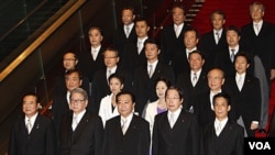 PM Yoshihiko Noda (tengah, barisan terdepan) bersama kabinet baru Jepang (Foto: dok). 