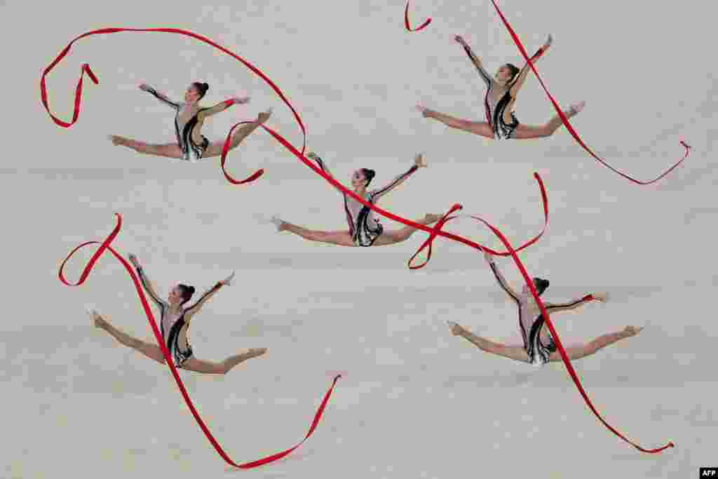 Tim senam putri Israel ikut dalam nomor senam ritmik di Olimpiade Rio di Rio de Janeiro, Brazil.