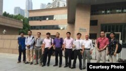 十多位维权律师在郑州要求会见当事人（网络图片）