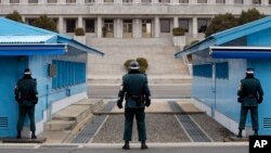 朝鲜和韩国士兵在两国军事分界线板门店分别站岗守卫。（资料照片）