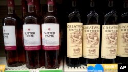 Du vin des États-Unis, côte à côte, avec du vin chinois dans un supermarché de Beijing, le 23 mars 2018.