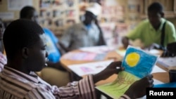 Séance de réadaptation au centre Sopi Jikko , Dakar, Sénégal, le 6 juin 2014. (REUTERS/Sylvain Cherkaoui)