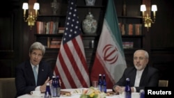 L'ancien secrétaire d'État américain John Kerry en compagnie du ministre iranien des Affaires étrangères Mohammad Javad Zarif à New York le 22 avril 2016.