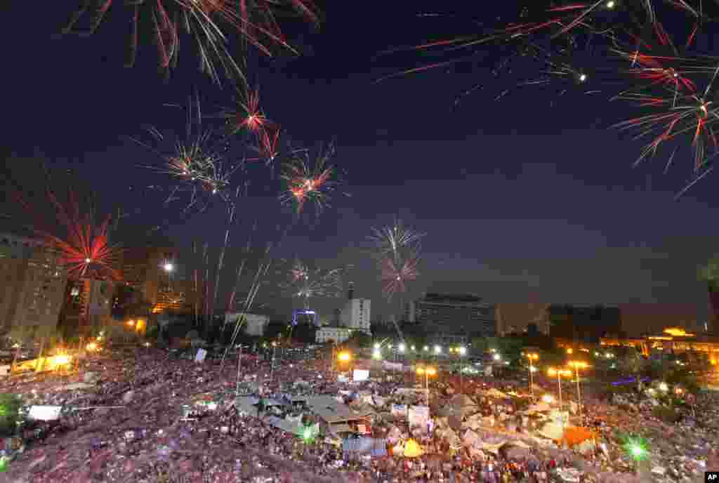 Kembang api menghiasi demonstrasi menentang pemerintahan Presiden Mohammed Morsi di Alun-Alun Tahrir di Kairo (2/7). (AP/Amr Nabil)