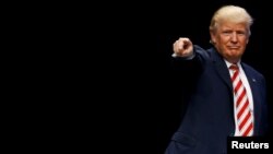 경합주 가운데 하나로 꼽히는 오하이오에서 전날 유세를 마친 도널드 트럼프 미 공화당 대통령 후보가 22일 펜실베니아주 피츠버그에서 연설하면서 손짓으로 자신감을 표현하고있다.