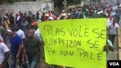 Ribuan demonstran melakukan unjuk rasa di Port-au-Prince, Haiti, hari Minggu (9/6) dengan tulisan yang artinya: "Para Pencuri (koruptor) tempatnya di penjara, bukan di Istana (Presiden)."