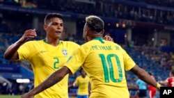 Thiago Silva, kushoto, na Neymar baada ya kufunga goli la pili la Brazil, 27 juni 2018.